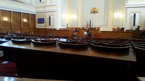 Парламентарен контрол в празна зала